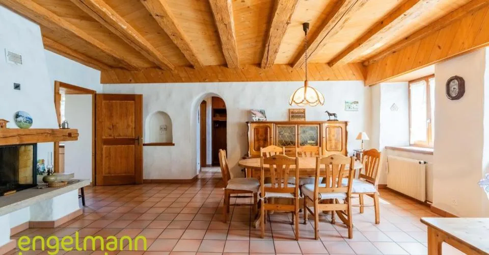 Ancienne ferme de 2 appartements avec grand terrain constructible - Ehemaliges Bauernhaus mit 2 Wohnungen und Bauparzelle