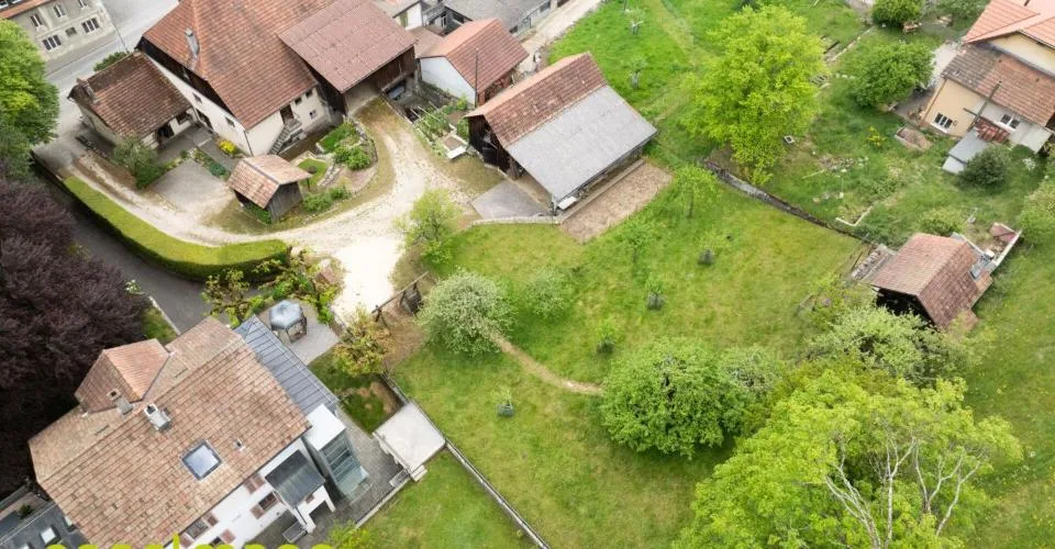 Ancienne ferme de 2 appartements avec grand terrain constructible - Ehemaliges Bauernhaus mit 2 Wohnungen und Bauparzelle