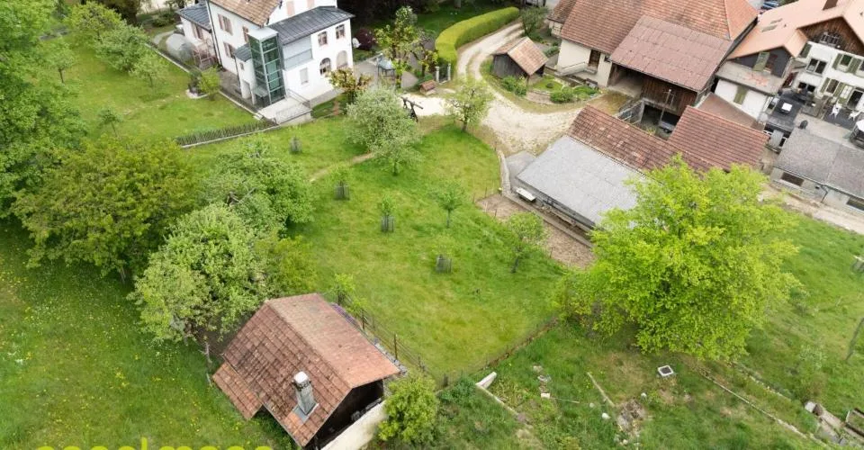 Ancienne ferme de 2 appartements avec grand terrain constructible - Ehemaliges Bauernhaus mit 2 Wohnungen und Bauparzelle