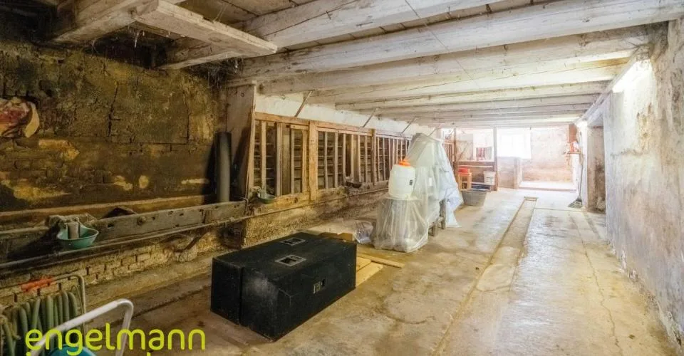 Ancienne ferme de 2 appartements avec grand terrain constructible - Ehemaliges Bauernhaus mit 2 Wohnungen und Bauparzelle