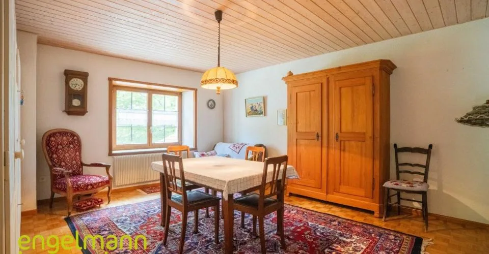Ancienne ferme de 2 appartements avec grand terrain constructible - Ehemaliges Bauernhaus mit 2 Wohnungen und Bauparzelle
