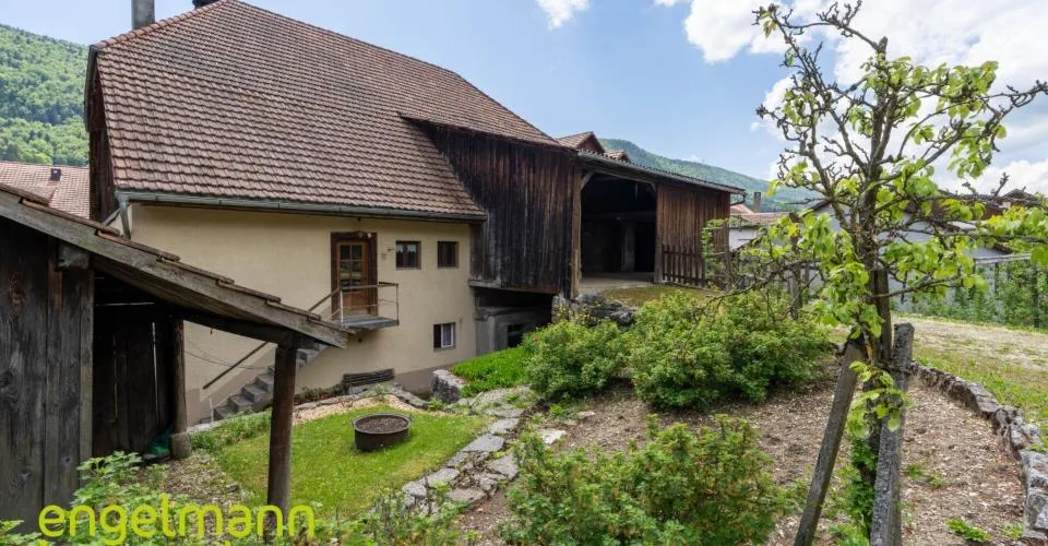 Ancienne ferme de 2 appartements avec grand terrain constructible - Ehemaliges Bauernhaus mit 2 Wohnungen und Bauparzelle