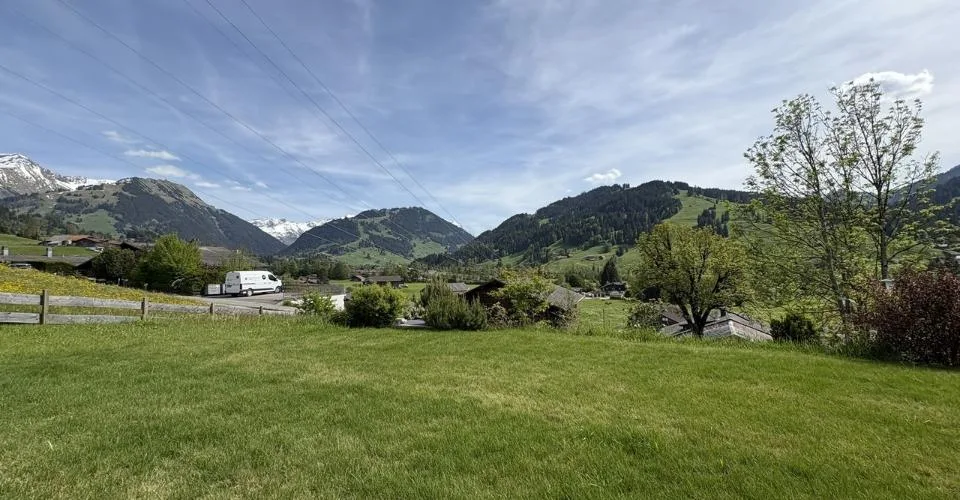 Beau rez-de-jardin moderne avec grand jardin