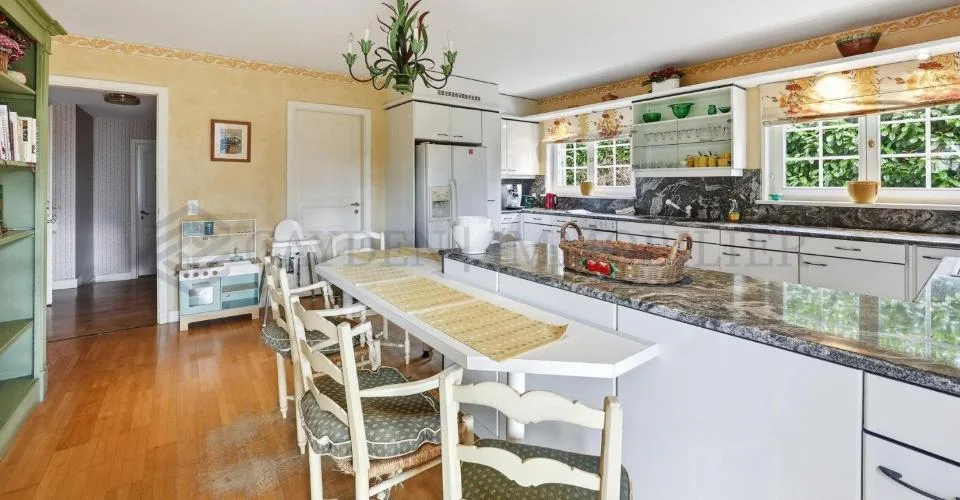 Große individuelle Villa in ruhiger Lage – Foto 8 von 21