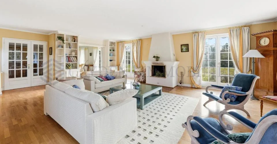 Große individuelle Villa in ruhiger Lage – Foto 3 von 21