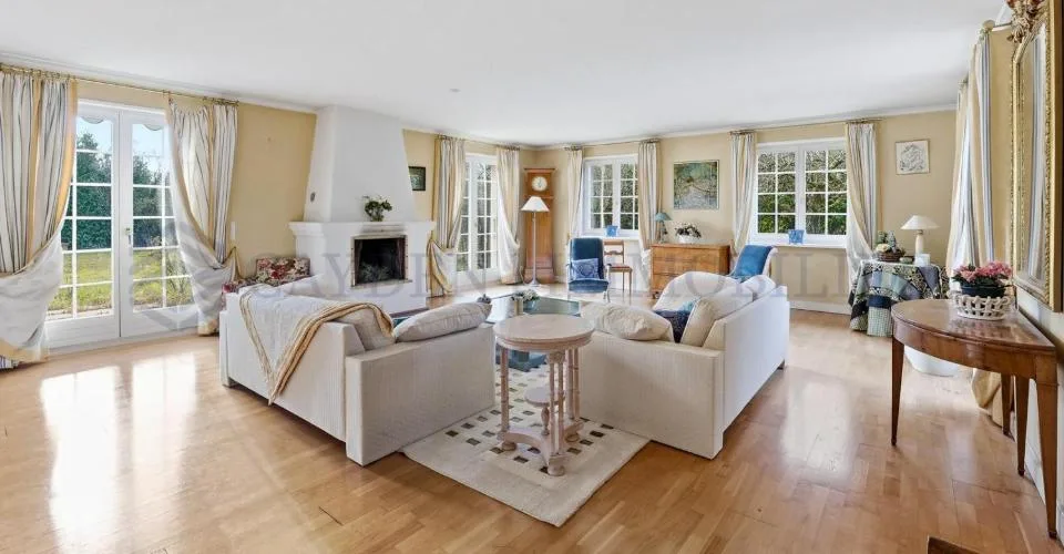 Große individuelle Villa in ruhiger Lage – Foto 11 von 21
