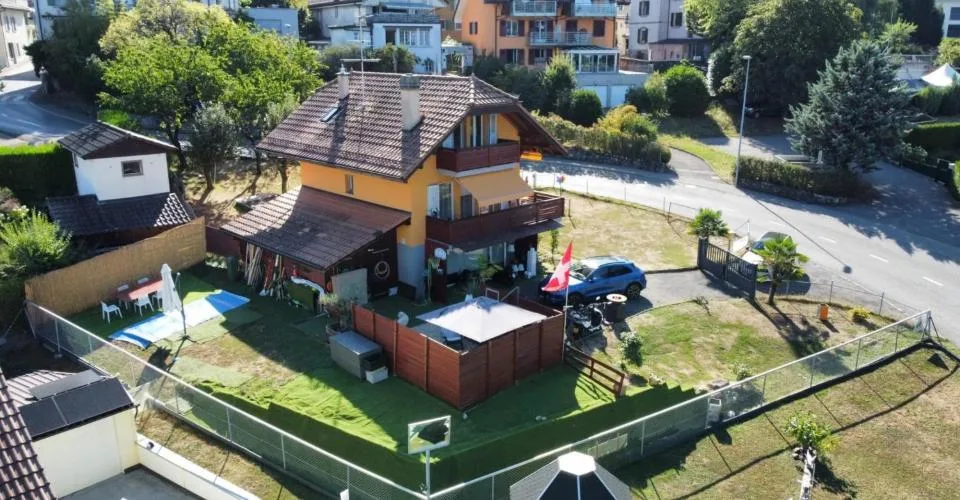 Au coeur du village avec grand jardin !