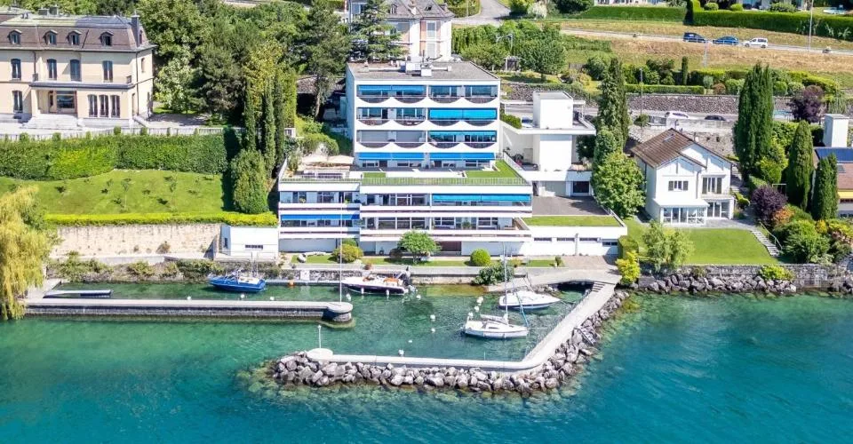 Prächtiges renoviertes Appartement mit Liegeplatz in privatem Hafen