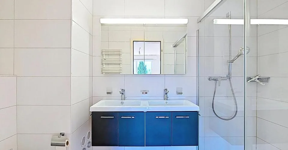 Prächtiges renoviertes Appartement mit Liegeplatz in privatem Hafen