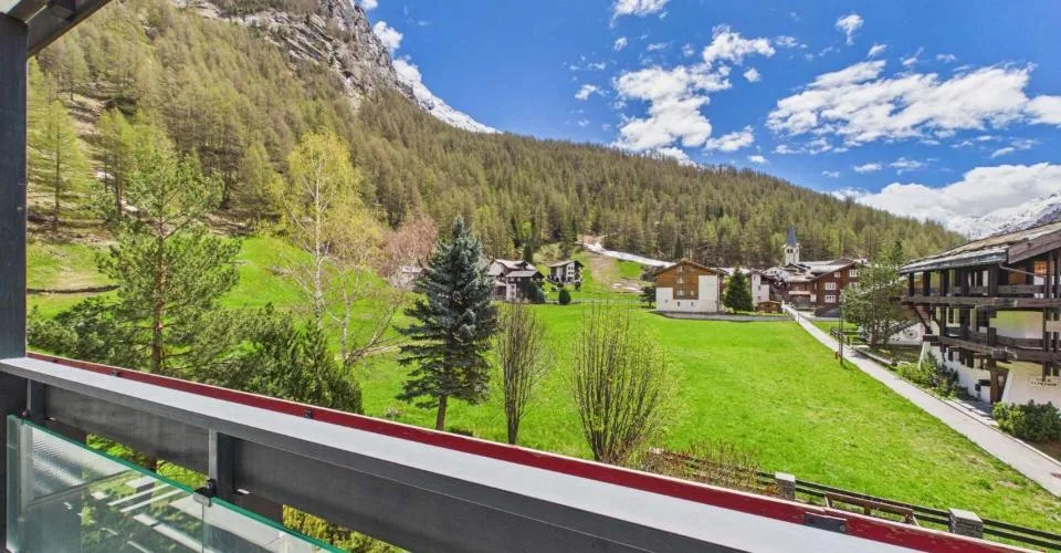 Möbliertes Hotelzimmer mit Balkon - wochenweise in Saas-Almagell