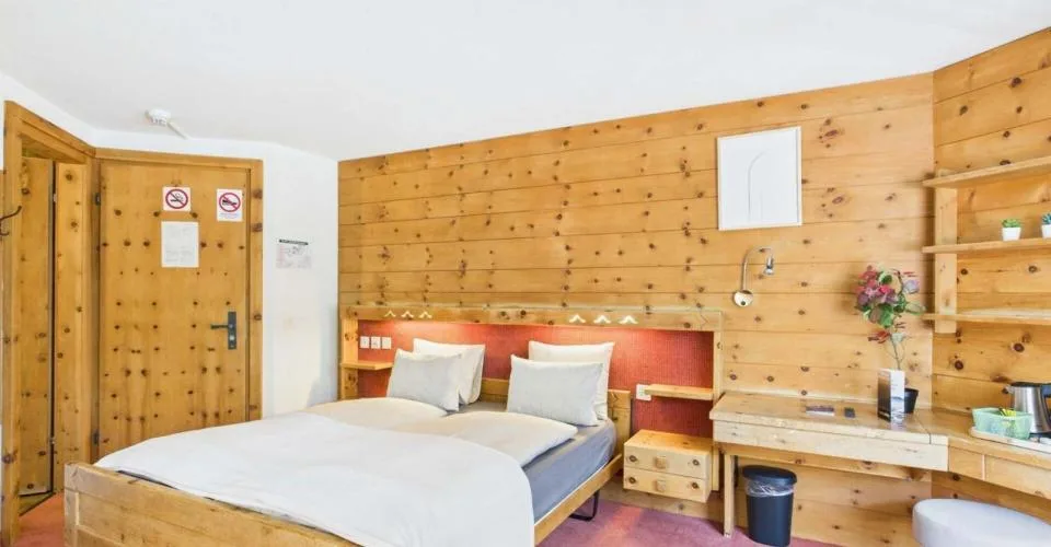 Möbliertes Hotelzimmer mit Balkon - wochenweise in Saas-Fee