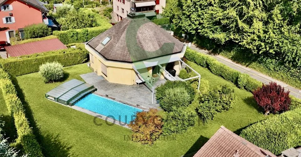 Villa contemporaine avec 2 logements, jardin et piscine à Rolle