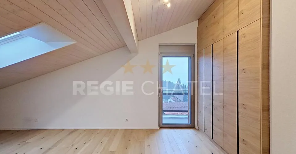 Magnifique 2.5pces avec 2 balcons dans les combles
