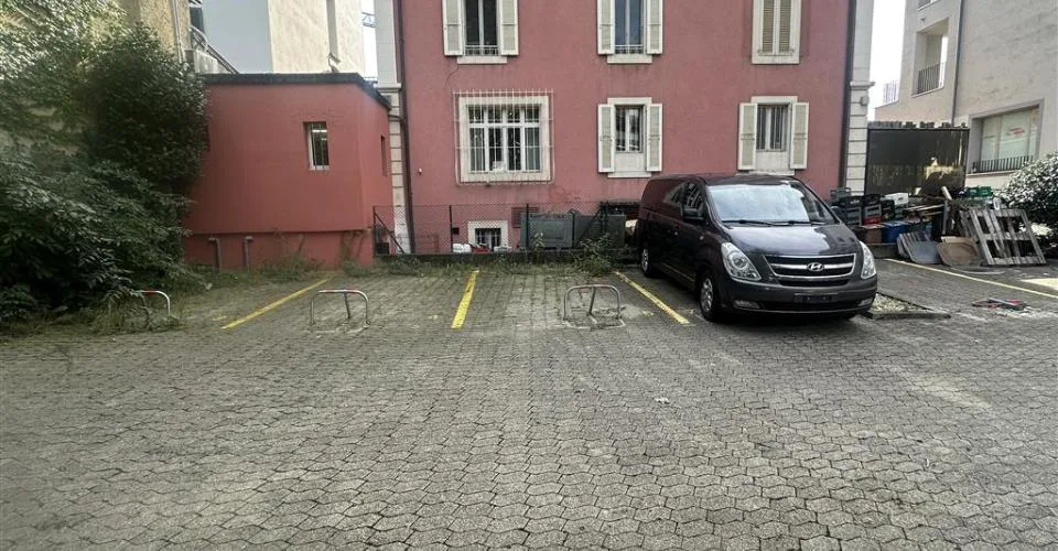 Place de parc extérieur