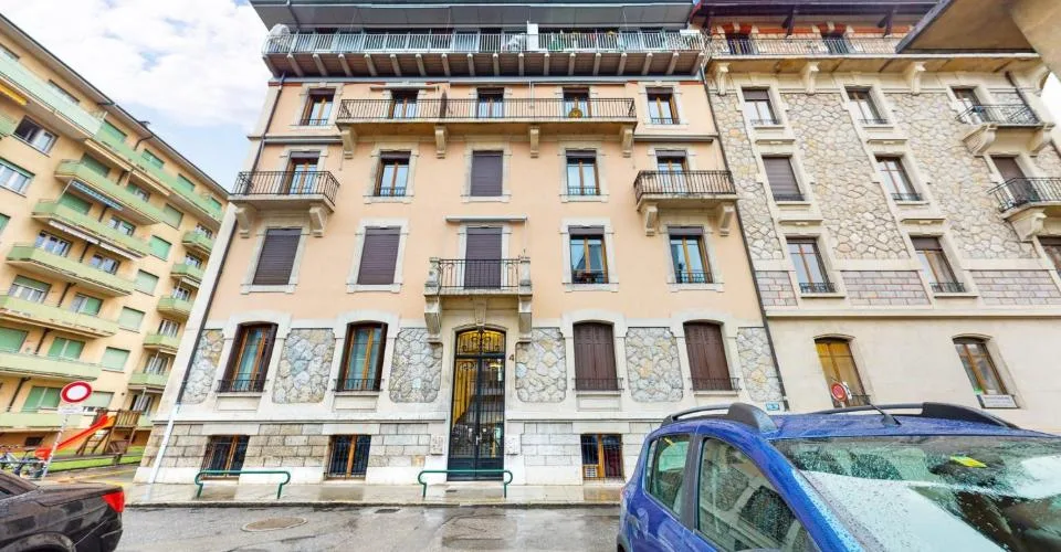 Chemin Surinam 4 - Place de parc extérieure