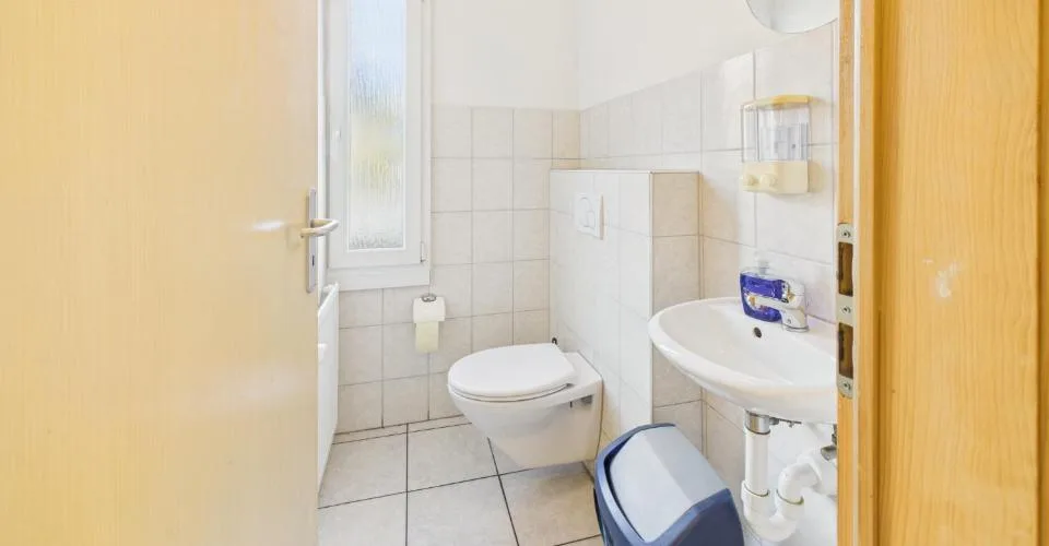 Zweifamilienhaus mit 3.5-Zimmer-Wohnung und Gewerbefläche (Kebab-Laden) im Erdgeschoss