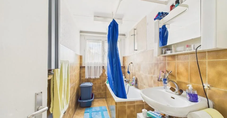 Zweifamilienhaus mit 3.5-Zimmer-Wohnung und Gewerbefläche (Kebab-Laden) im Erdgeschoss