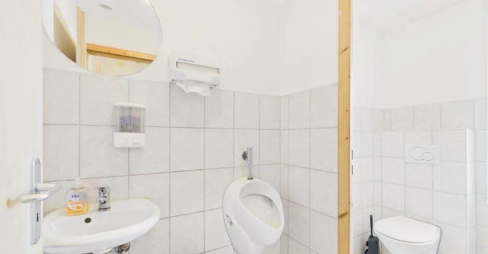 Zweifamilienhaus mit 3.5-Zimmer-Wohnung und Gewerbefläche (Kebab-Laden) im Erdgeschoss