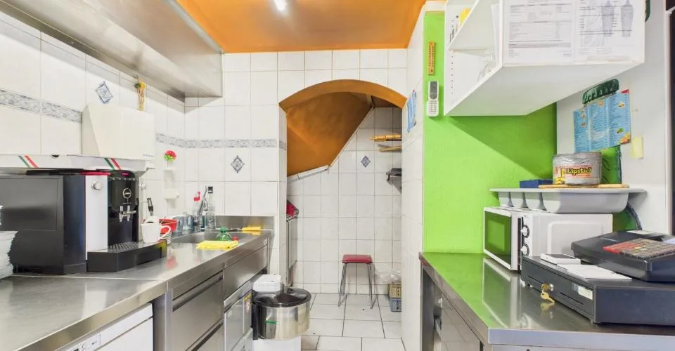 Zweifamilienhaus mit 3.5-Zimmer-Wohnung und Gewerbefläche (Kebab-Laden) im Erdgeschoss