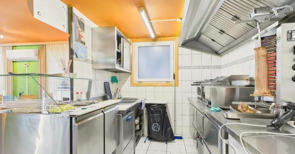 Zweifamilienhaus mit 3.5-Zimmer-Wohnung und Gewerbefläche (Kebab-Laden) im Erdgeschoss