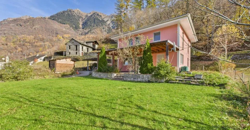 Charmante villa à Blenio  design moderne et espaces généreux dans un cadre pittoresque
