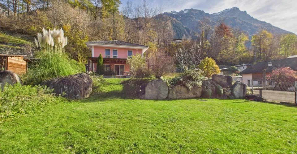 Charmante villa à Blenio  design moderne et espaces généreux dans un cadre pittoresque