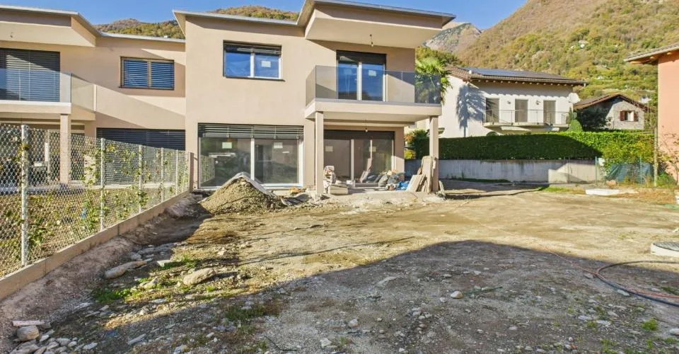 Maison mitoyenne moderne de nouvelle construction à Cugnasco  4.5 pièces avec jardin