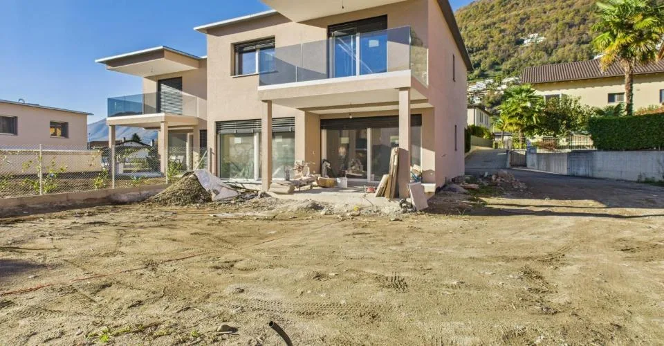 Maison mitoyenne moderne de nouvelle construction à Cugnasco  4.5 pièces avec jardin