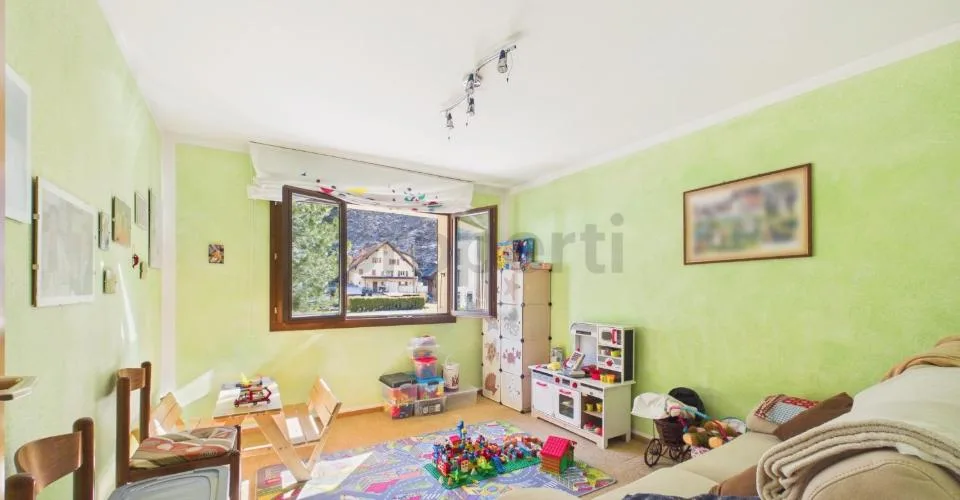 Élégante villa de 5.5 pièces avec grand jardin plat à Piotta