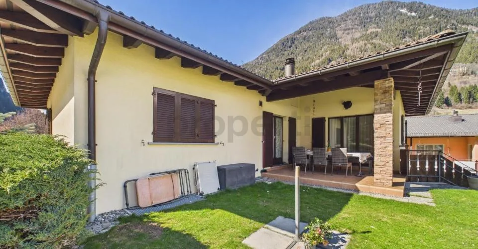 Élégante villa de 5.5 pièces avec grand jardin plat à Piotta