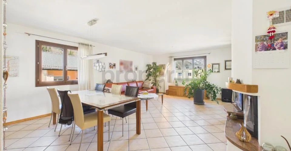 Élégante villa de 5.5 pièces avec grand jardin plat à Piotta