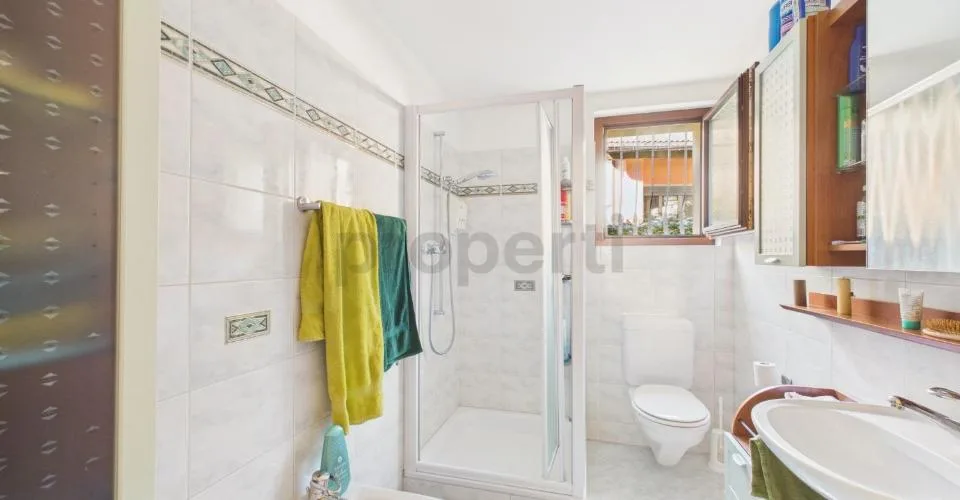Élégante villa de 5.5 pièces avec grand jardin plat à Piotta
