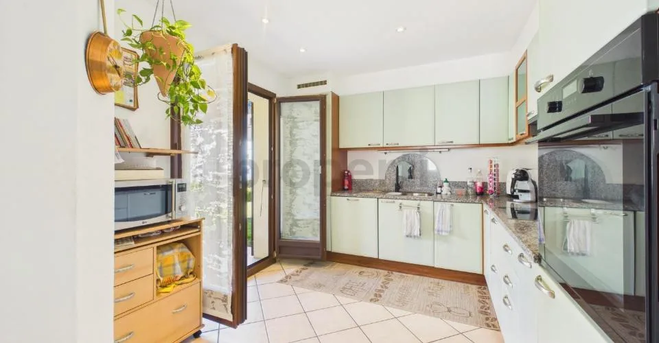 Élégante villa de 5.5 pièces avec grand jardin plat à Piotta