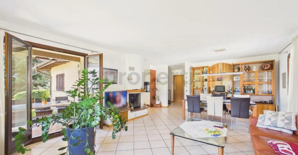 Élégante villa de 5.5 pièces avec grand jardin plat à Piotta
