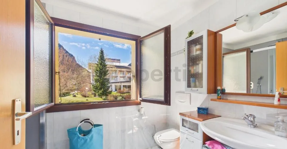 Élégante villa de 5.5 pièces avec grand jardin plat à Piotta
