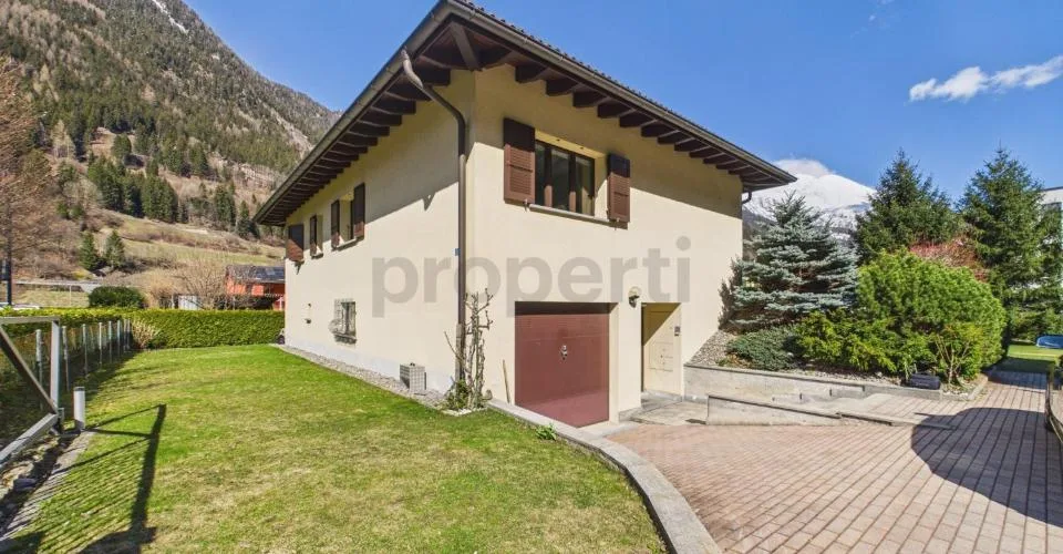 Élégante villa de 5.5 pièces avec grand jardin plat à Piotta