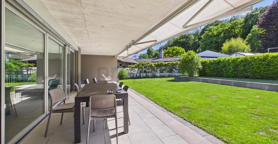 Élégante villa moderne avec jardin et vue panoramique sur le lac à Carona.