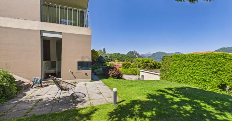 Élégante villa moderne avec jardin et vue panoramique sur le lac à Carona.