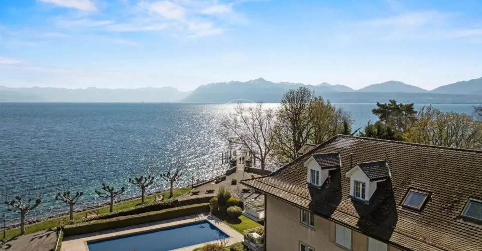 Un écrin en attique face au Lac Léman à Saint Prex