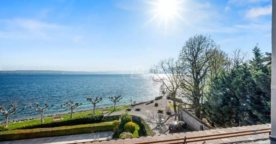 Un écrin en attique face au Lac Léman à Saint Prex