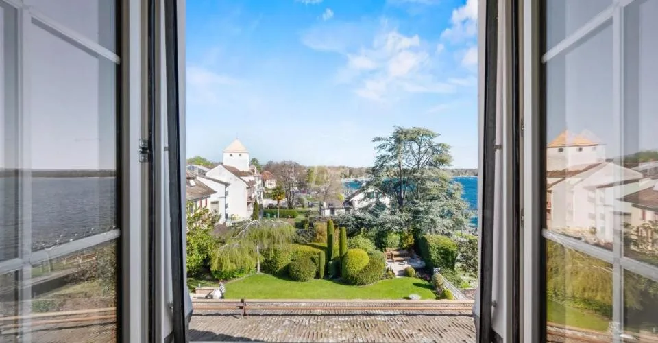 Un écrin en attique face au Lac Léman à Saint Prex