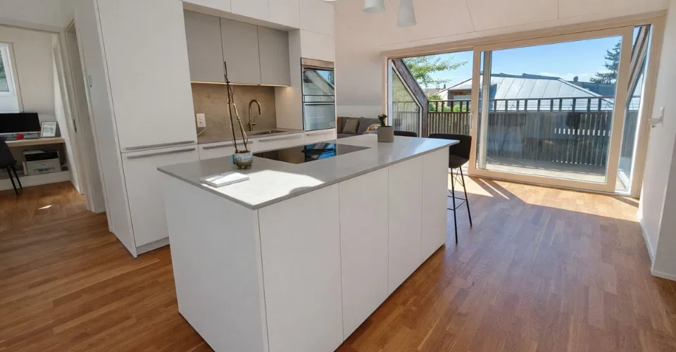 Superbe attique de 3.5 pièces avec balcon sud – photo 2 sur 9