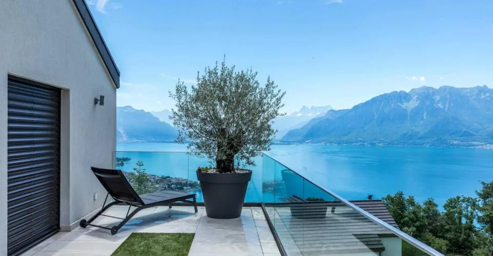 Propriété lumineuse avec piscine et vue panoramique