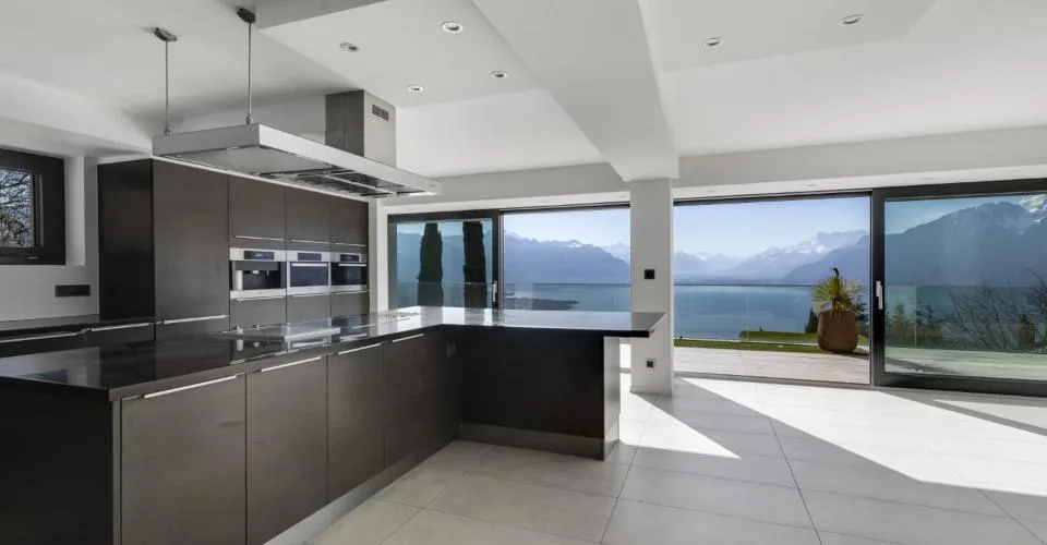 Propriété lumineuse avec piscine et vue panoramique