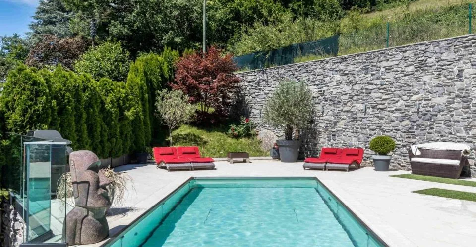 Propriété lumineuse avec piscine et vue panoramique