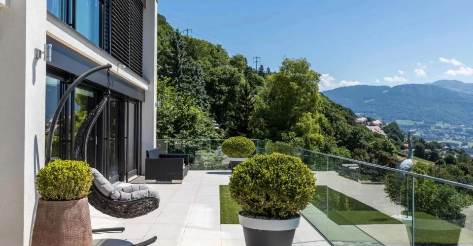 Propriété lumineuse avec piscine et vue panoramique