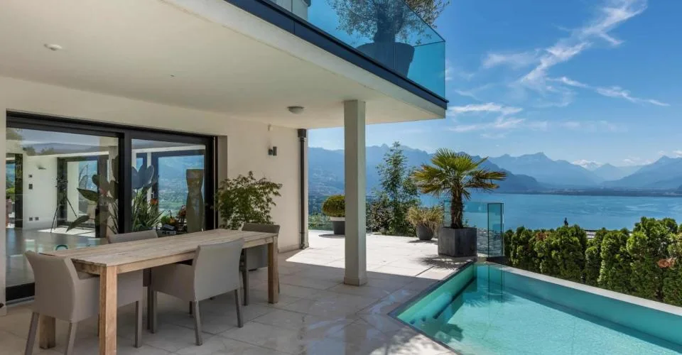 Propriété lumineuse avec piscine et vue panoramique