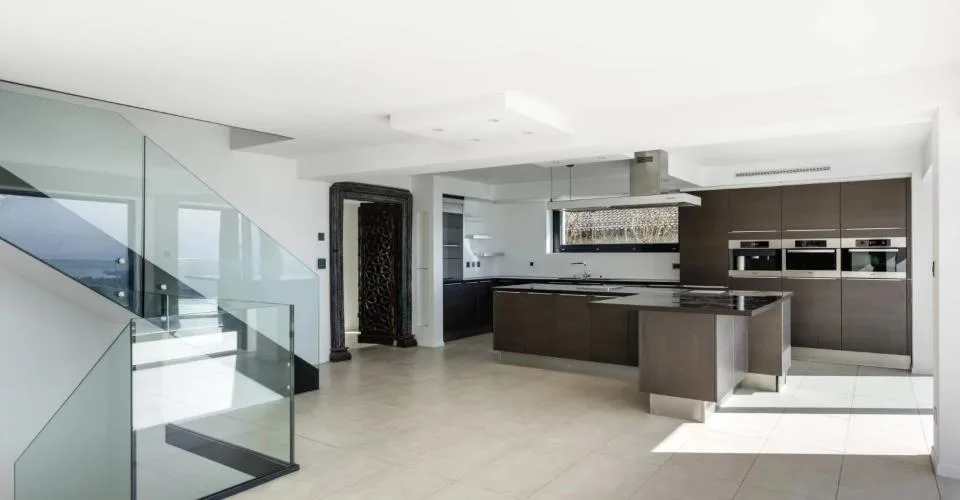 Propriété lumineuse avec piscine et vue panoramique