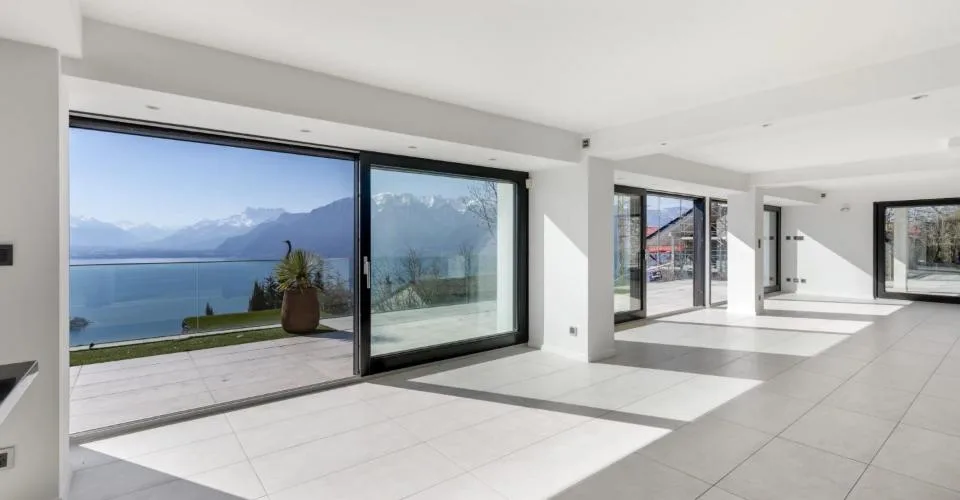 Propriété lumineuse avec piscine et vue panoramique