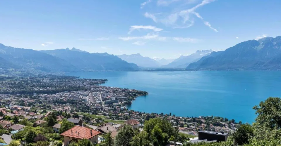 Propriété lumineuse avec piscine et vue panoramique